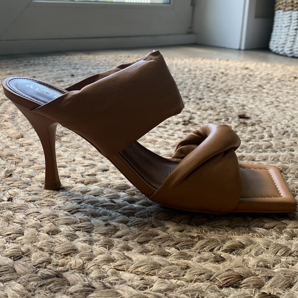 Alohas Twist Strap Camel - Picture 5 of 7